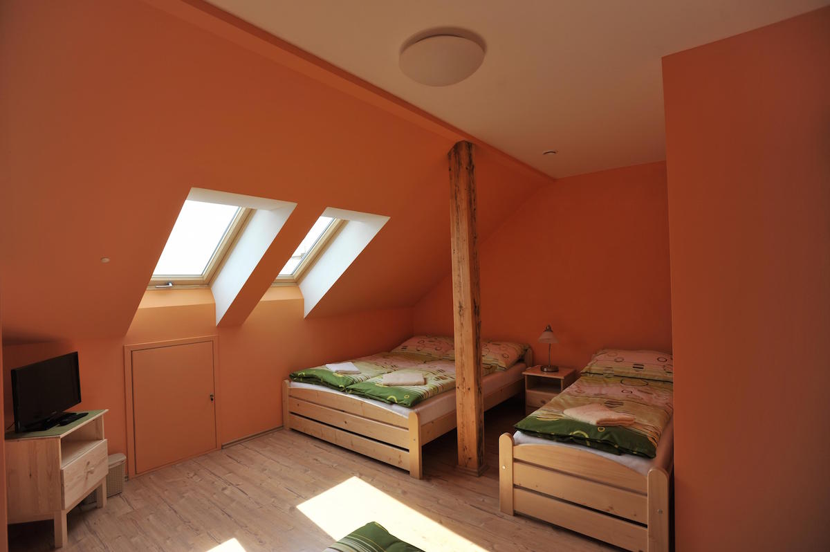 Oranžový pokoj v patře.